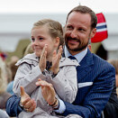 Crown Prince Haakon and Princess Ingrid Alexandra in Fosnavåg (Photo: Stian Lysberg Solum / NTB scanpix)
